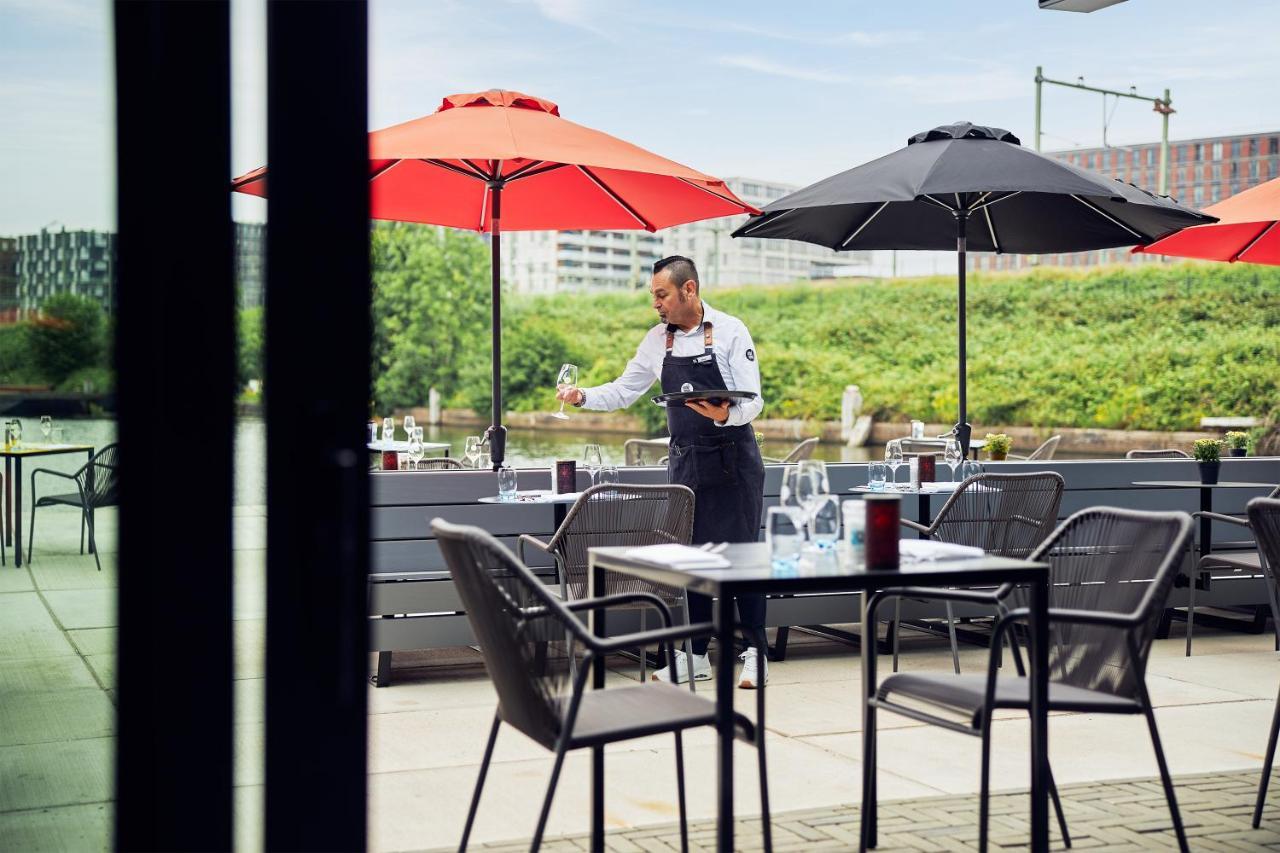 Inntel Hotels Amsterdam Landmark Екстер'єр фото A waiter serving wine at a restaurant