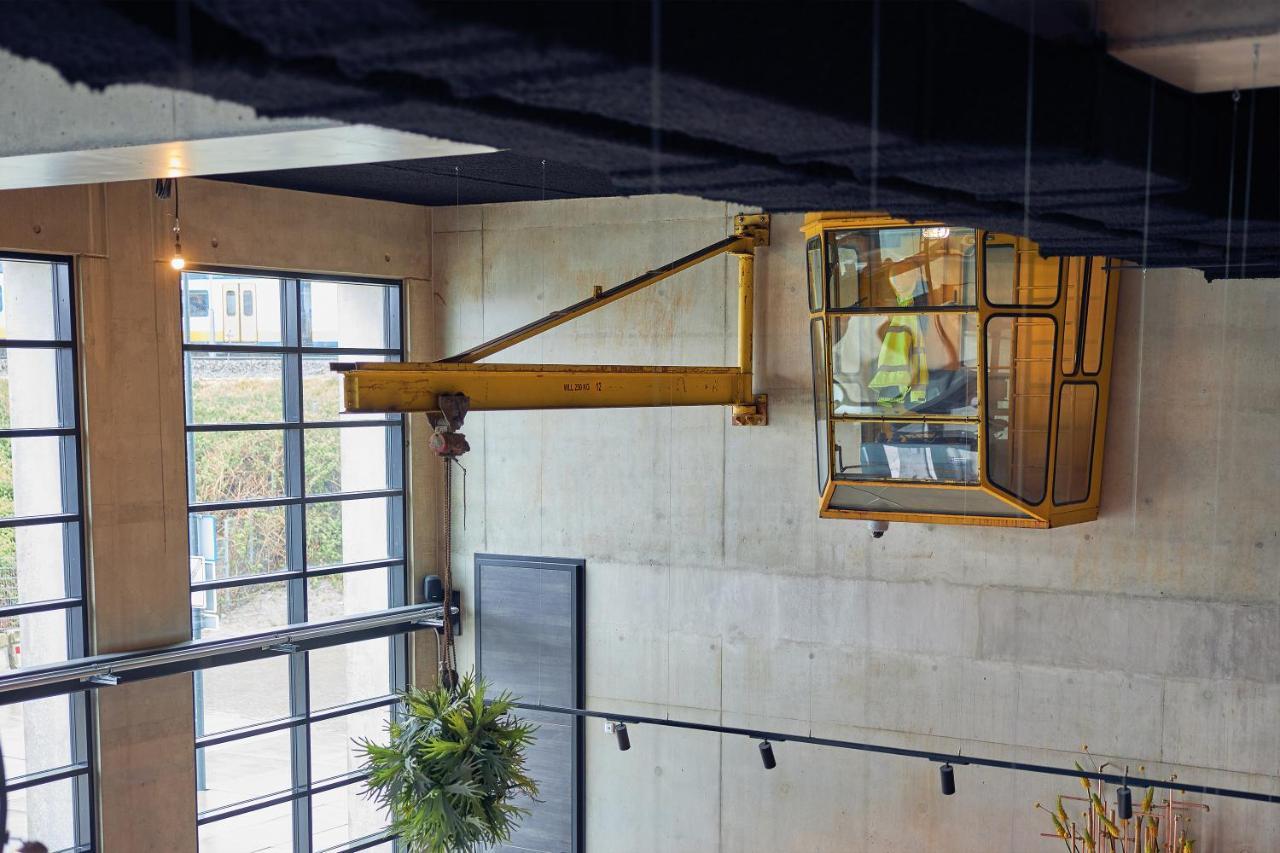 Inntel Hotels Amsterdam Landmark Екстер'єр фото The elevator is operated by a manual winch.